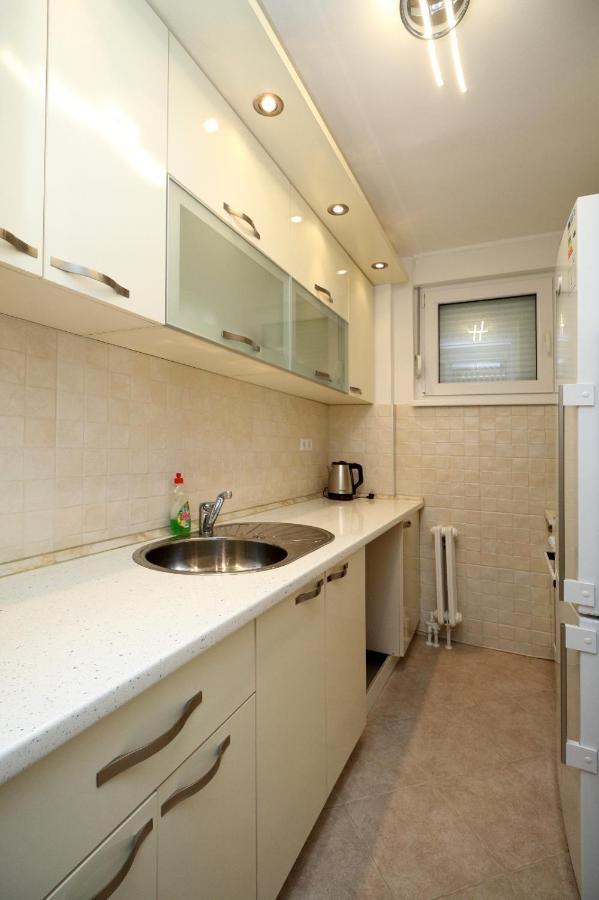 Franca-Free Parking Apartment ซาราเยโว ภายนอก รูปภาพ